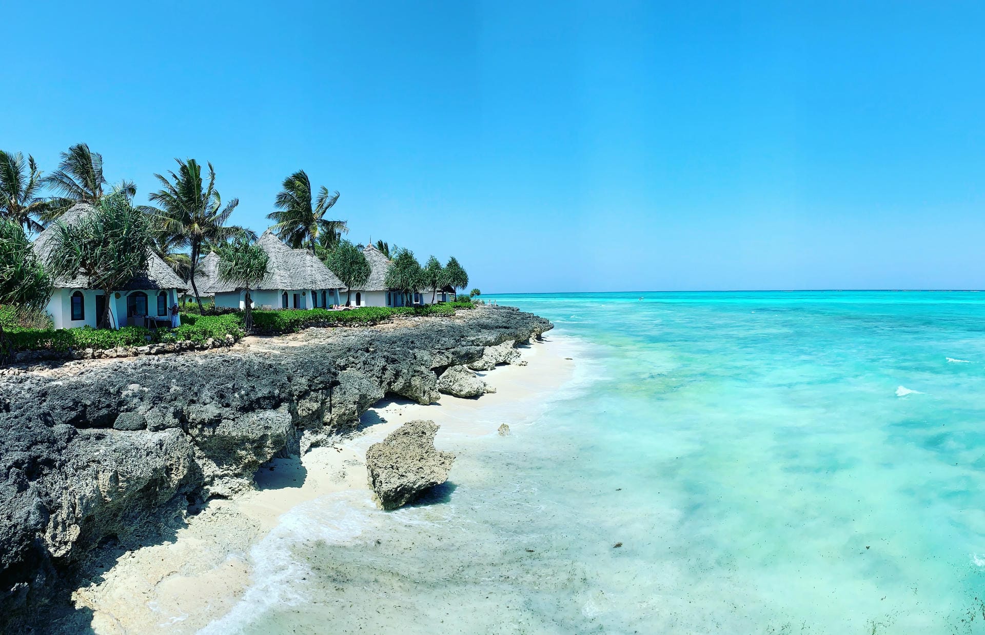 Strand mit Bungalows auf Sansibar Strand mit Bungalows auf Sansibar